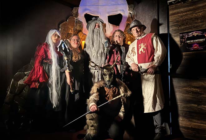 Gruppenfoto Halloween-Party im Heldenverlies